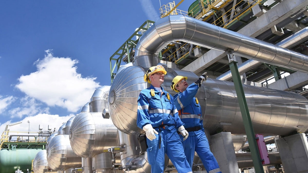 Two maintenance managers walking in a petrochemical plant